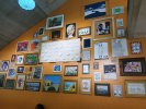 Mur décoré par les productions des élèves